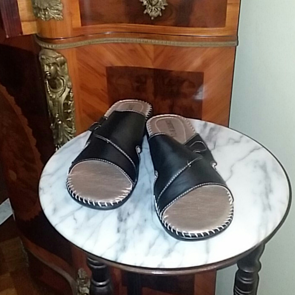 NIB! Comfy open toe black sandal w/ adj. Strap